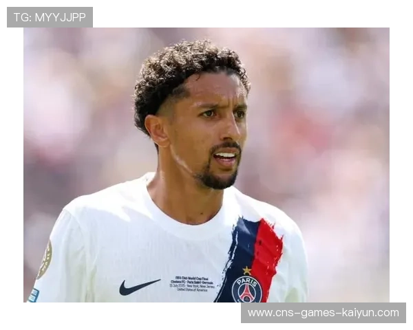 马尔基尼奥斯指挥防守站位，后场异常稳固