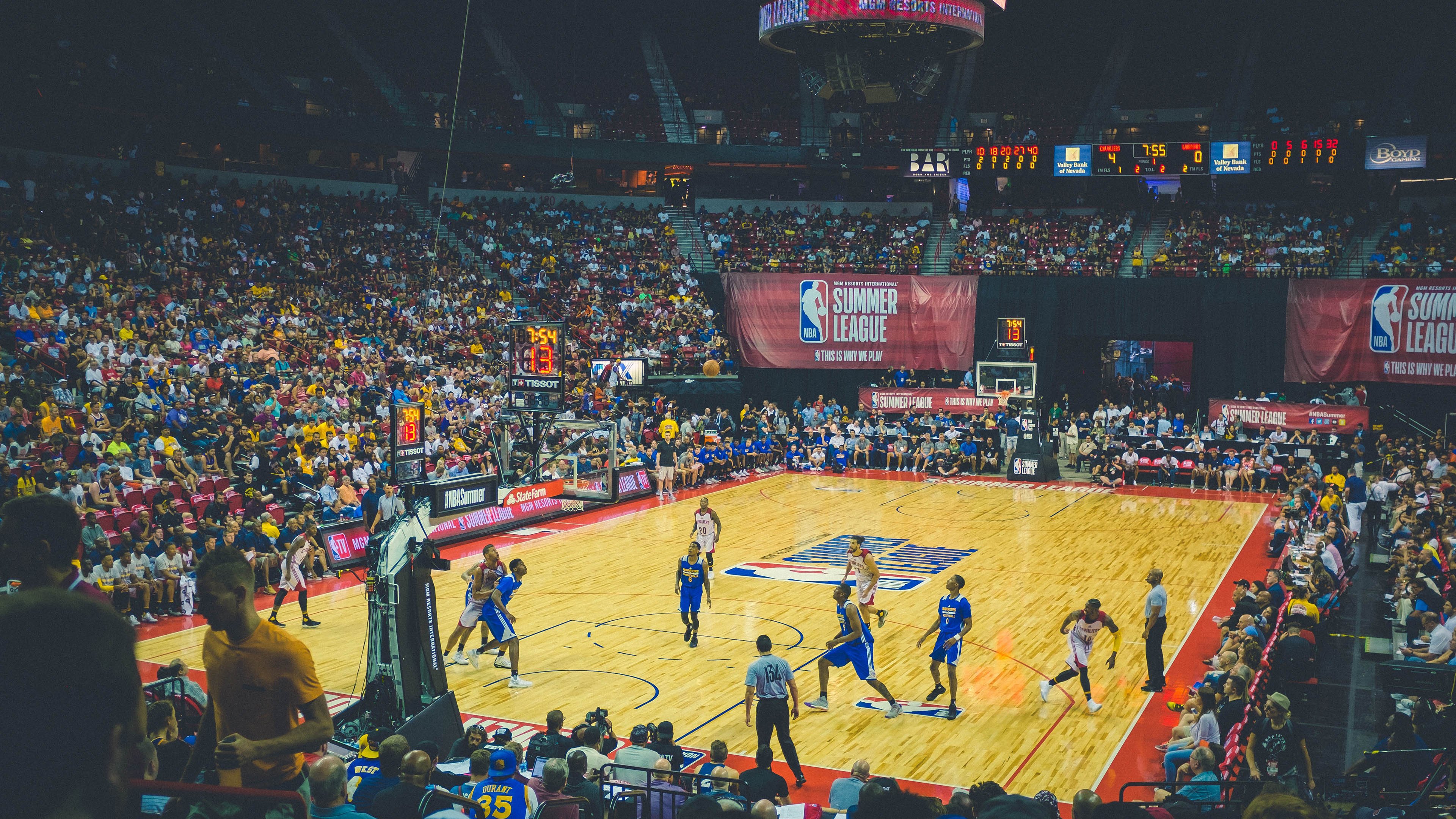 羽毛球“先发球再说”快节奏赛 没有暂停高强度连拍